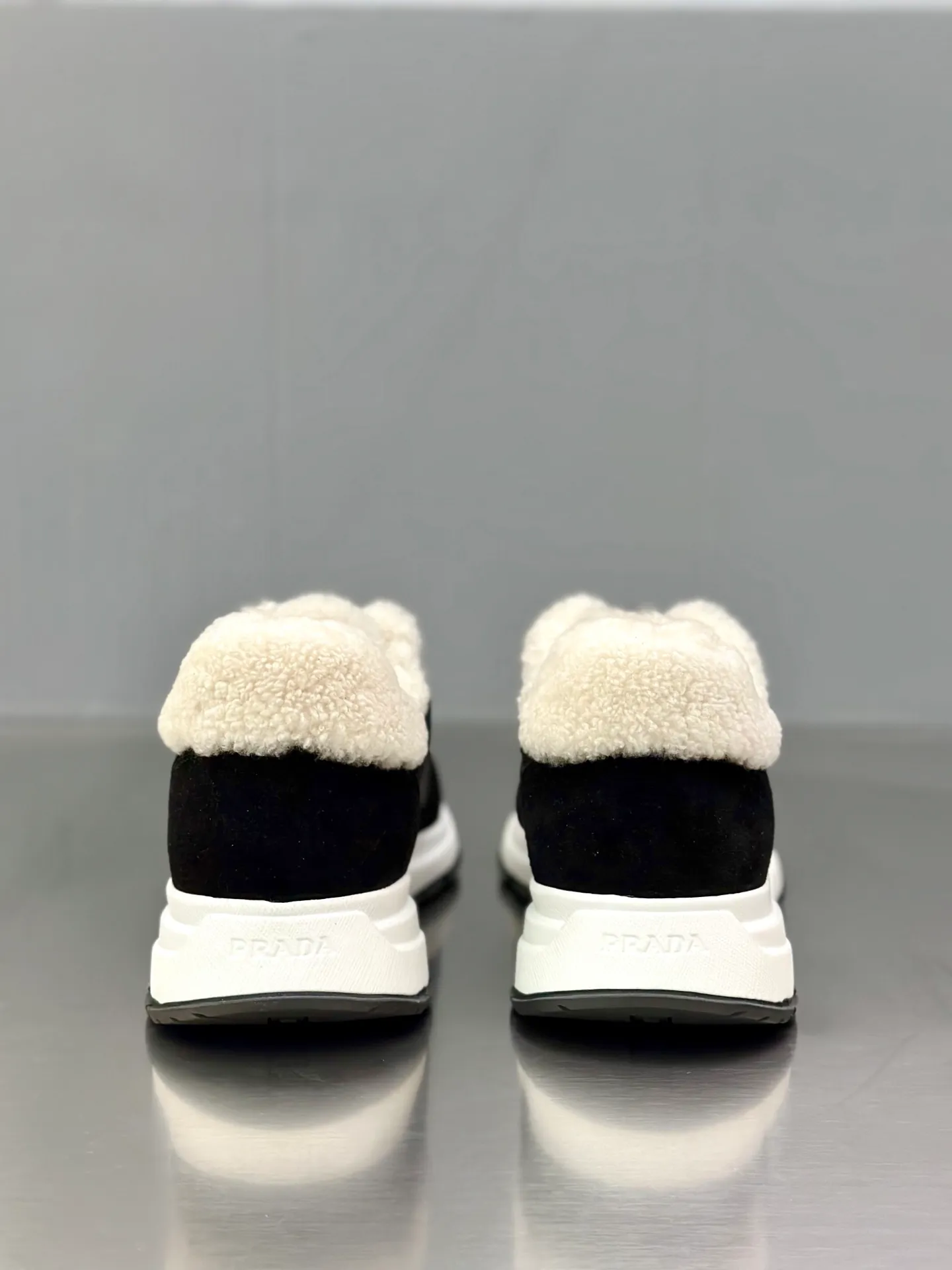 💰780 Prada/Prada men's new wool sneakers. This sneaker presents a modern version, reinterpreting the brand's archive style with clean lines and smooth details. The shoes are made of calf leather and technical fabric, with a triangular metal logo on the outside, bright TPU decoration on the heel, and a longer and padded inner heel design for a more comfortable fit. The tongue is decorated with a silk-screen logo, and is paired with a hollow rubber sole on the heel. The full cowhide lining comes standard with logo cowhide foot pads, making the upper foot taller, more comfortable, and versatile! Comes with full original packaging! Size: 39-40-41-42-43-44 standard leather shoe size (45 can be customized and does not support returns)